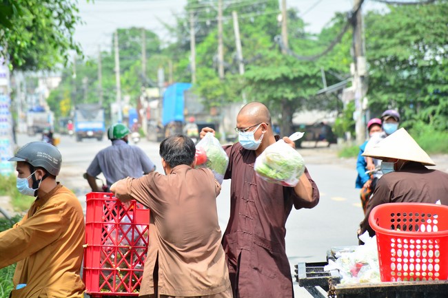 Continuing to support people in need in the Covid-19 pandemic of Hoang Phap Pagoda (series 4)